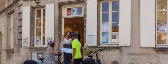 Cyclistes devant l'office de tourisme de Senlis