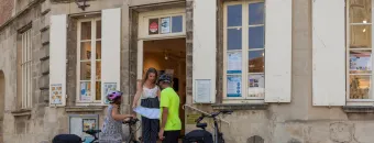 Cyclistes devant l'office de tourisme de Senlis