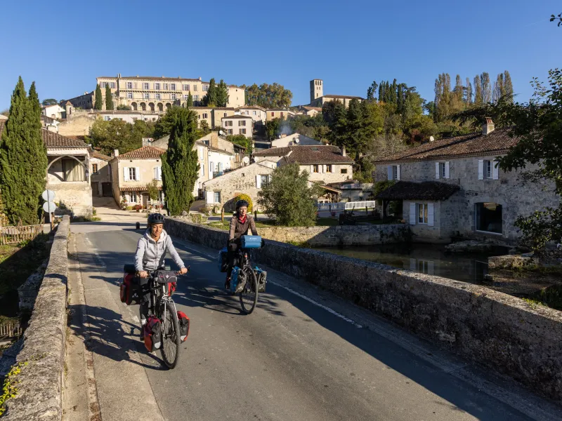 Deux cyclistes à Poudenas