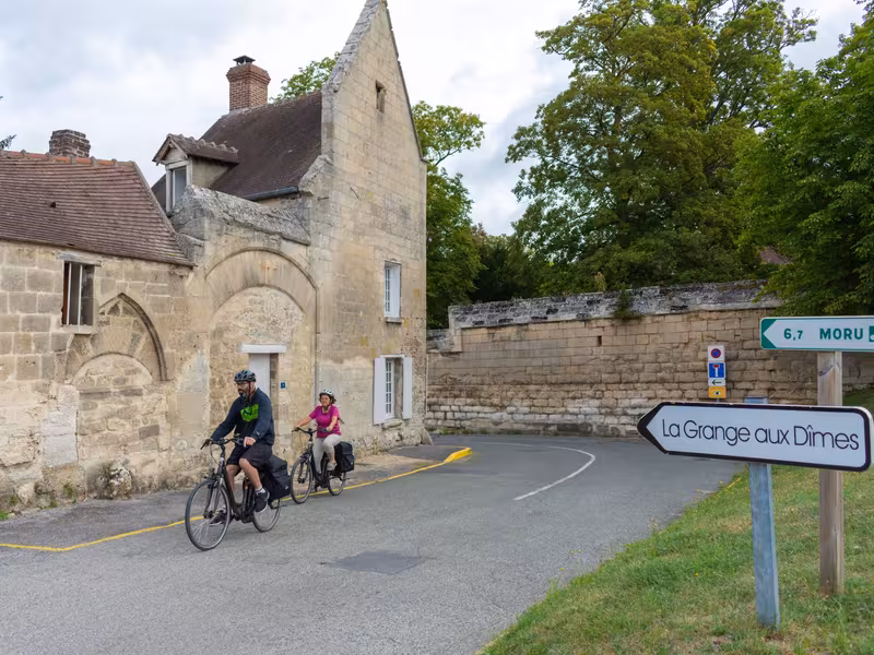 Arrivée à vélo à l'abbaye royale du Moncel