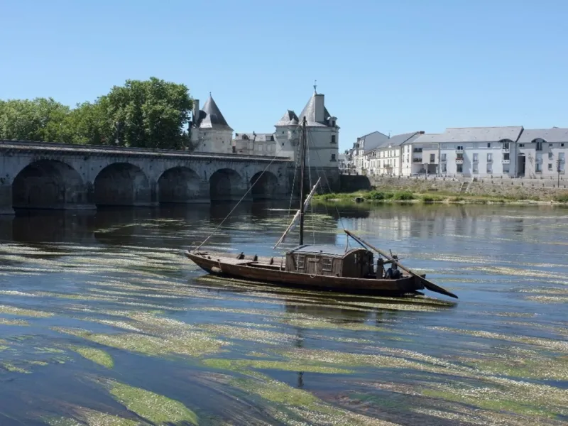 gabare au niveau du pont Henri IV à Châtellerault 