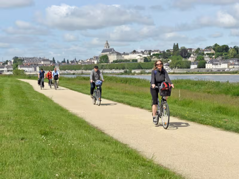Cyclistes sur la voie verte en bord de Loire à Blois