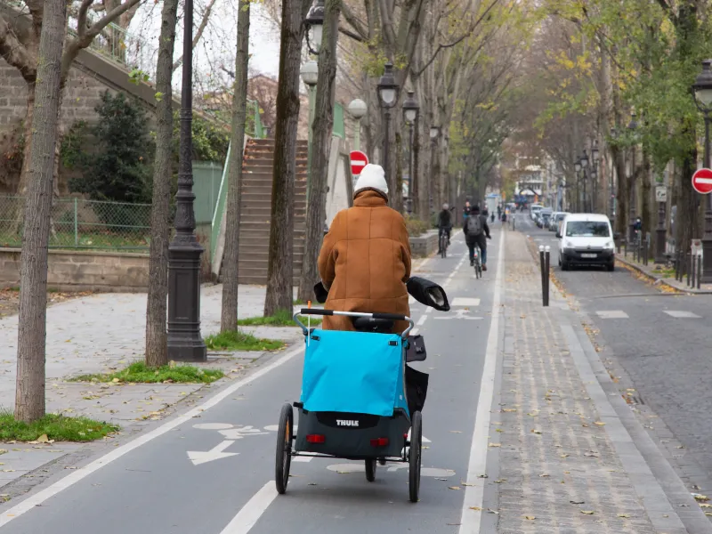 Vélo et remorque dans Paris
