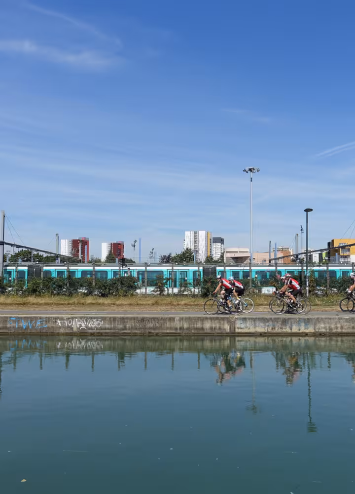 Canal de l'Ourcq, cyclistes et métro
