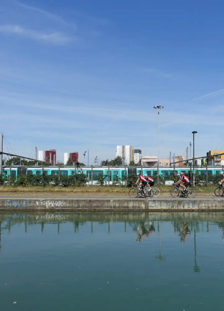 Canal de l'Ourcq, cyclistes et métro