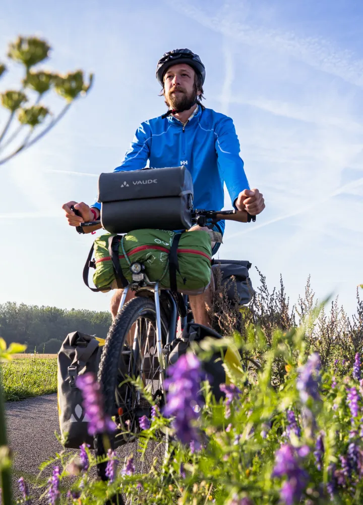 Randonneur à vélo du côté de Pont L'Evêque