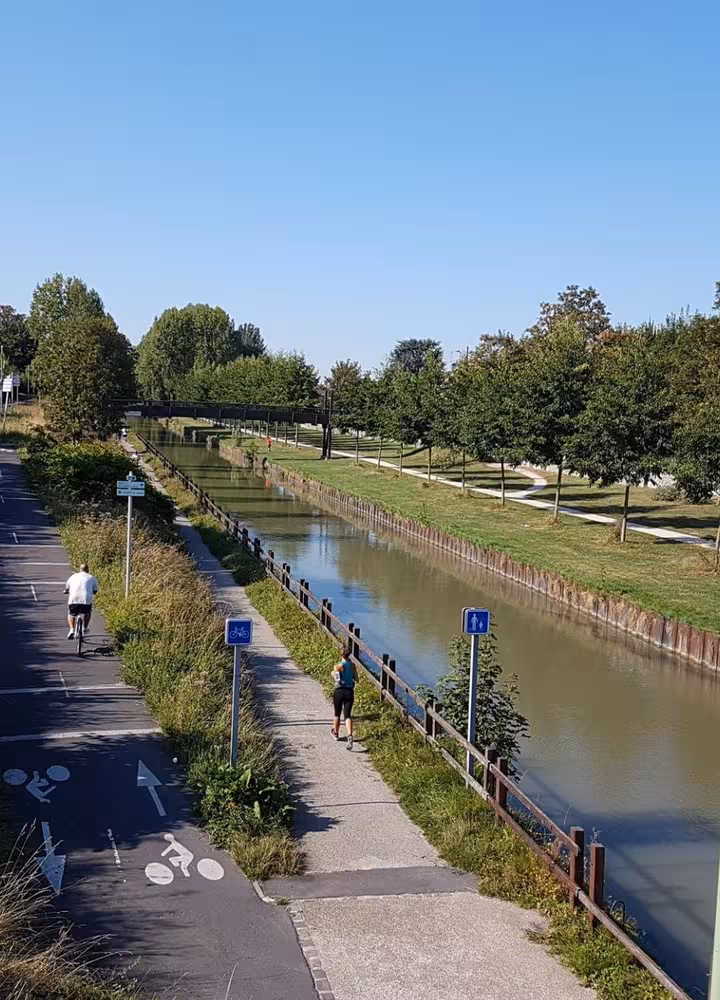 Piste cyclable le long du canal de l'Ourcq