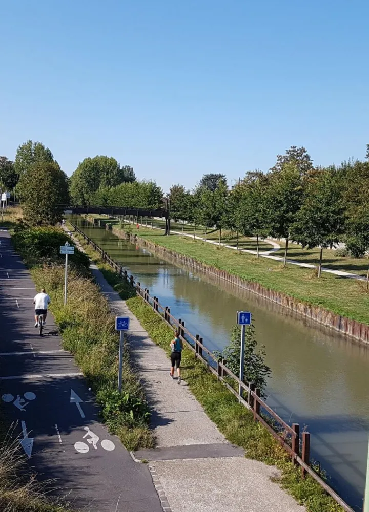 Piste cyclable le long du canal de l'Ourcq