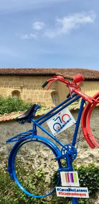 Eglise St-Laurent et son vélo coloré à Carcares Ste-Croix