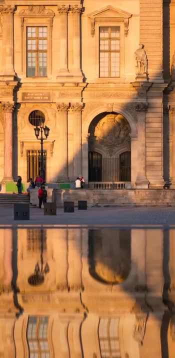L'ombre de sa pyramide sur la façade du Louvre