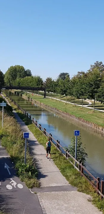 Piste cyclable le long du canal de l'Ourcq