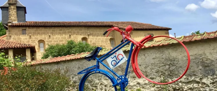 Eglise St-Laurent et son vélo coloré à Carcares Ste-Croix