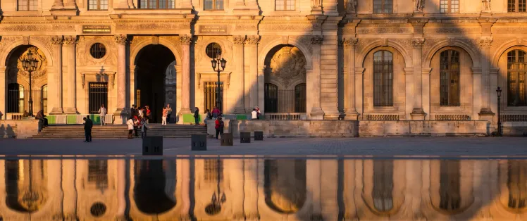 L'ombre de sa pyramide sur la façade du Louvre