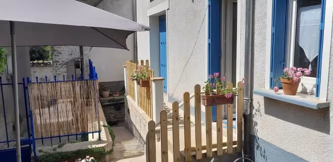 La cour et l'entrée du gîte " la maison d'à côté"