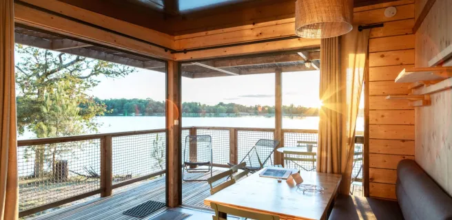 Intérieur logement avec coucher de soleil sur le lac