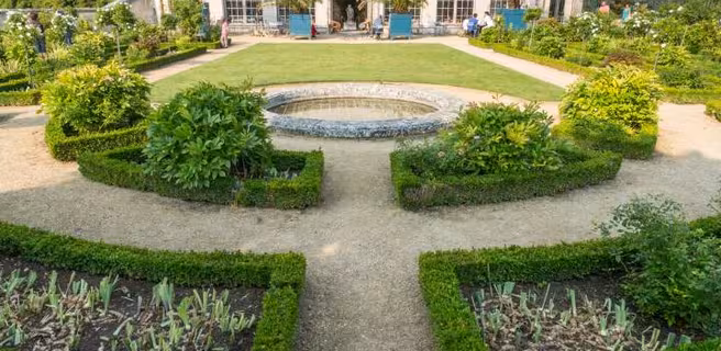 Jardin des Roses du Château de Compiègne
