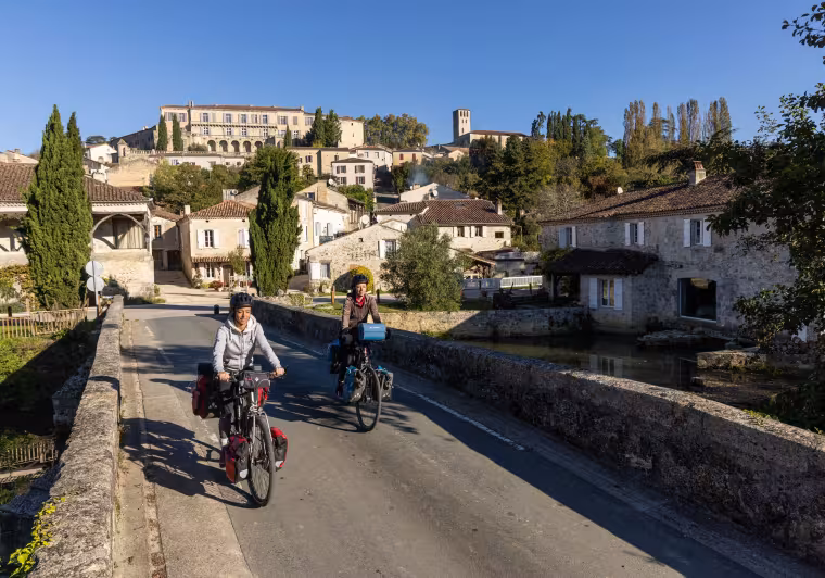 Deux cyclistes à Poudenas