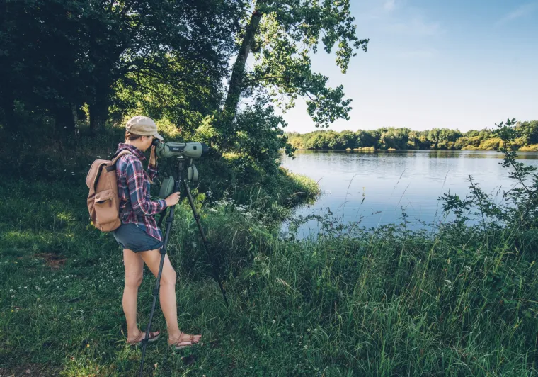 Randonneuse au bord d'un lac de Haute Charente