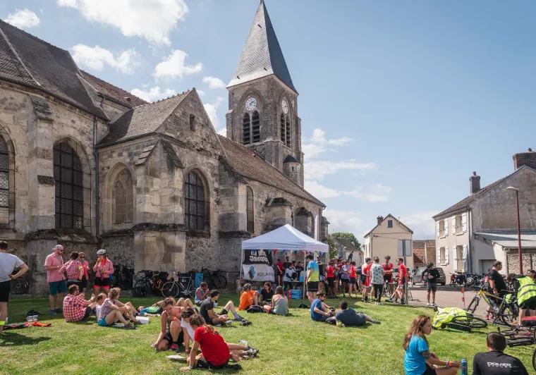 Départ Mad Jacques Vélo Picardie place église