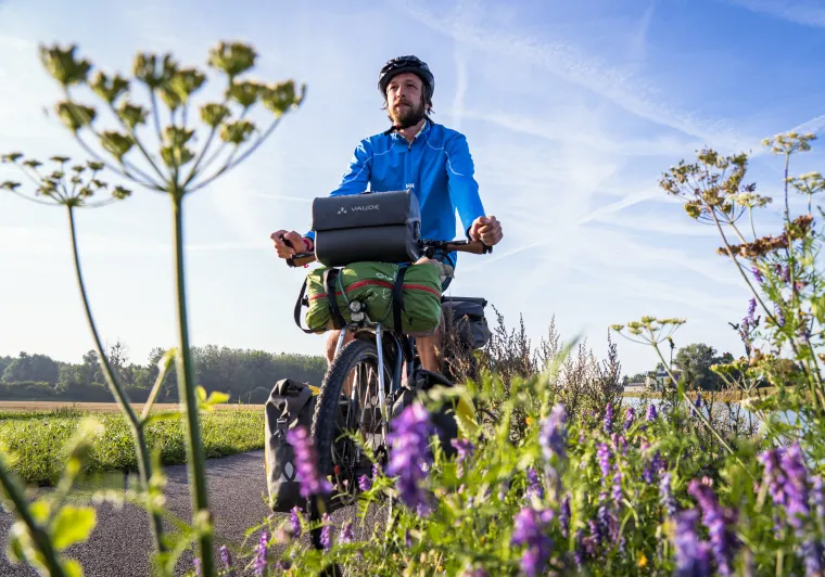 Randonneur à vélo du côté de Pont L'Evêque