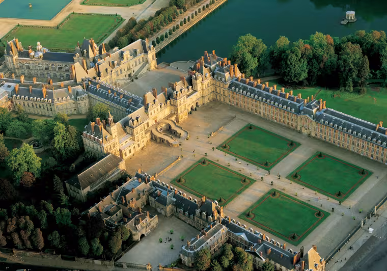 Vue aérienne du château de Fontainebleau