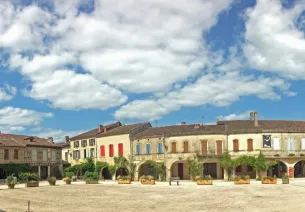 Place royale à Labastide d'Armagnac