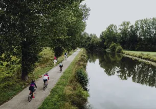 Cyclistes le long de la Sambre