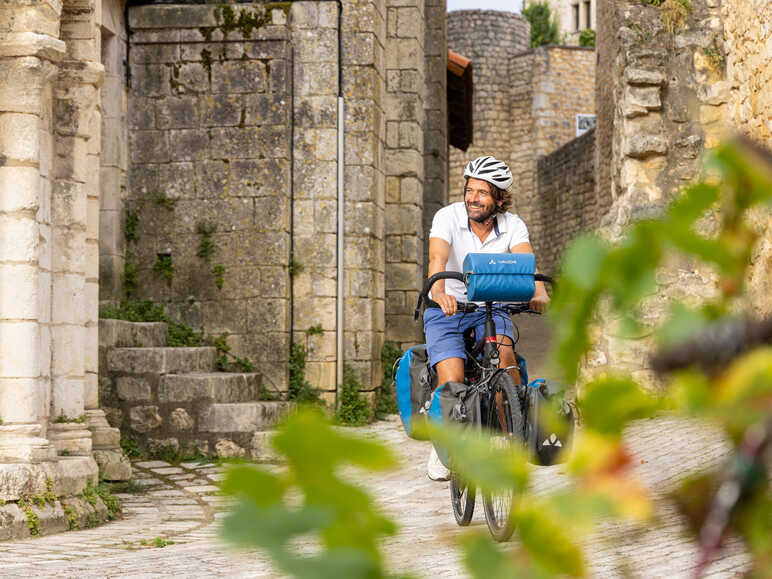 Cycliste Scandibérique cité médiévale Chauvigny