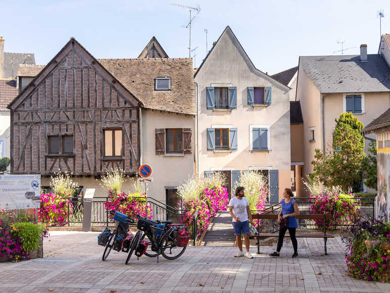 Cyclistes Scandibérique village Montargis