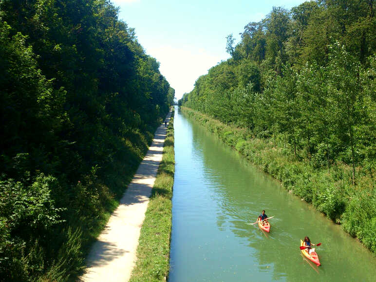 The canal de l’Ourcq, an umbilical cord
