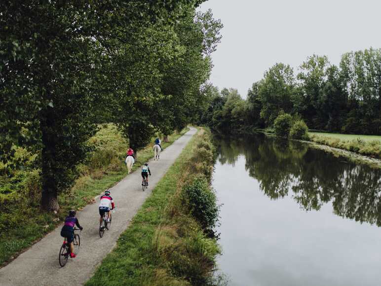 Cyclistes le long de la Sambre