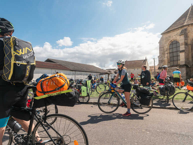 Cyclistes départ Mad Jacques à Vélo Picardie