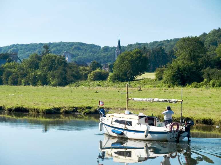 The Sambre : a Franco-Belgian river, a tributary of the Meuse